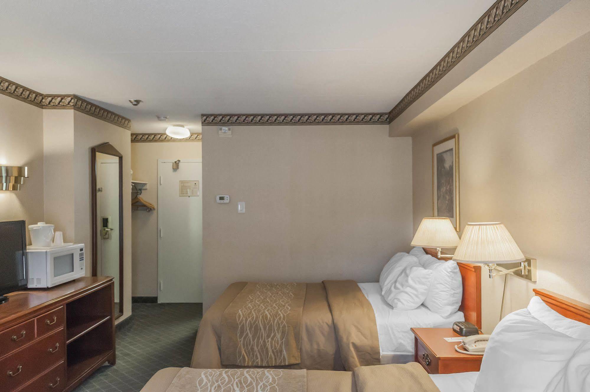 Comfort Inn Meadowvale Миссиссага Экстерьер фото