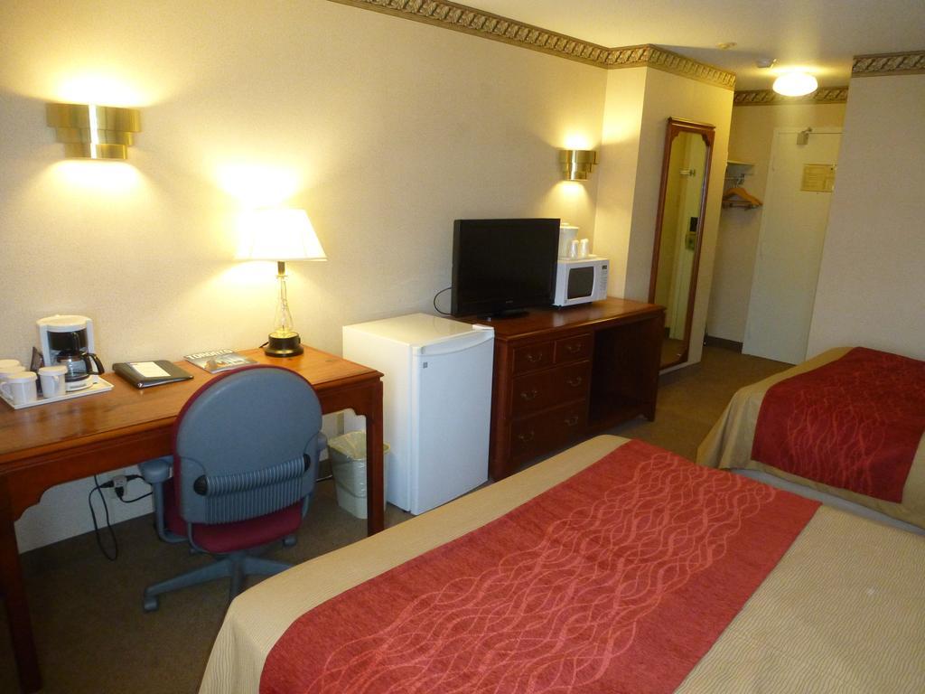 Comfort Inn Meadowvale Миссиссага Экстерьер фото